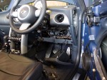  MINIの内装はかなりシンプルです。配線図もネット上に大量に落ちているので、外車の割に比較的簡単に施工できます。ただし配線失敗時の代償はかなり高額なので、配線チェックはかなり慎重に行う必要があります。 
