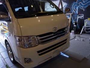 ２００系ハイエースのヘッドライトバルブ交換とフォグHID交換