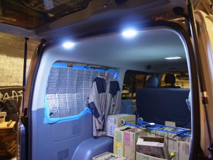 ハイエースバンのリア照明施工