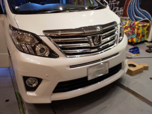 アルファードのフットイルミ施工