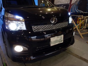 VOXYのフォグランプHIDとバック球LED交換