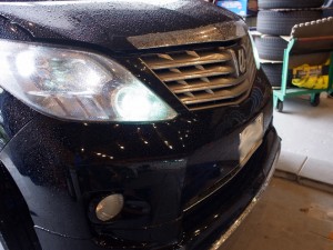 アルファードのヘッドライトバルブ交換