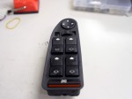  スイッチ類は故障したら高くつくので慎重に取り扱います。 