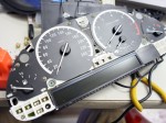  液晶メータの裏側は電球なのでLEDに交換します。スピードメータの針外しはかなりリスキーな作業なので、基本的にこのクラスの車は施工しません。シフトポジション部分はLEDでの発光なのでここだけ打ち替え不可です。 
