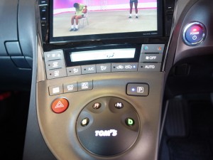 プリウスの打ち替えと電格ミラー連動とバック下降連動装置取付