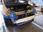 イストのデイライト(デュアルカラー)施工とフットイルミ施工 相変わらずトヨタ車はバンパー脱着が非常に簡単です。