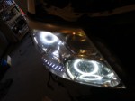 10系アルファードのヘッドライトイカリングとプロジェクターHID プロジェクターのインストール完了後に点灯確認しました。黄ばみがかなり目立つため、クリーニングと塗装が必要な状態です。