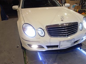 MercedesのフォグHIDとヘッドライトHIDバルブ交換