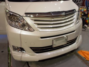 アルファードハイブリッドのLED打ち替えとフットランプイルミ施工
