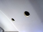  当店の新商品のダウンライトをご提案し、ご採用いただきました。焼け跡を目印にカッターで穴をくり貫きます。 