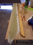  まずは木の切り出しから。トリマーを使って切り出します。革張りの場合はベニヤかコンパネ等を使い、植毛仕上げの場合はMDFを使います。 
