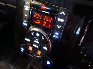 G’sヴォクシーのエアコンパネル周り打ち替え施工