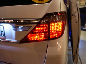 アルファードのステッププレートとテール全灯化