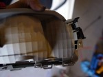 プリウス後期のウィンカーユニットデイライト化と他 ウィンカーユニットをバンパーから外します。今回はバンパーを外しましたが、アンダーカバーからでもアクセスできると思います。ウィンカーの下の部分に平らな部分があるので、ここにLEDソケットを増設します。