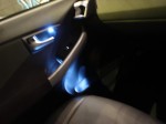  電源はPWウィンドーのACC電源を使用します。停車後も一定時間点灯し続けるため、乗り降りの際に便利です。また配線作業も楽になるので一石二鳥ですね。 