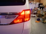 アルファードのダブルロービーム加工とイカリング施工 スモール点灯時。ウィンカー部をデュアルカラー化されているので、テールユニットが全部赤色に光ります。