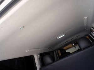 ハイエースのリアハッチ照明追加施工