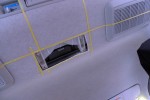  ある程度位置決めをしてカッターを入れます。中の固定穴を見ながら微調整します。 
