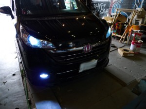 ステップワゴンのフォグランプHIDバルブ交換