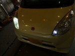 助手席側が不点灯でした。確認するとバルブが故障していました。メーカーはFCLで、悪名高い55Wタイプでした。 