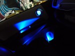  ドアハンドルや小物入れに5mm砲弾型イルミLEDを取り付けしました。ウェルカム配線を引き込むついでにスモール配線も引き込めばハンドルイルミも同時施工で安く施工できます。 