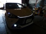 G'sアクアのLEDネオンチューブ取付施工 バンパーにモールを固定し、そのモールにネオンチューブを固定します。こうすることでメンテナンスも可能になります。最初グリルの淵までネオンチューブを施工しましたが、なんか違う印象でした。