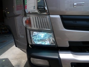 三菱FUSO新型キャンターのHIDヘッドライトとポジションLED