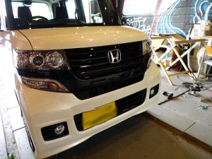 N-BOXカスタムのフォグランプHIDとポジション・ライセンスランプLED施工
