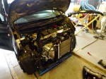  最近の車は簡単にバンパー脱着できてしまいます。またこの車はバンパー仮固定用のピンが2箇所ありました。外すときは注意が必要です。 