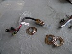  バイク用として入荷していた25Wタイプの商品を採用したところ、安定点灯したのですが、5分程度点灯し続けると勝手に消灯してしまいました。やはり電圧が低いみたいです。結局バッテリー直引きして最初の商品で安定動作を実現しました。 