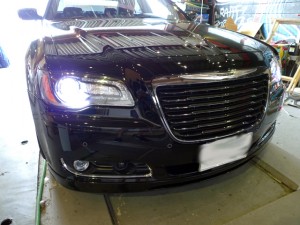 クライスラー300CのフォグランプHID施工