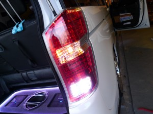 RKステップワゴンのバイザー取付とナンプレ・バック球LED交換！？