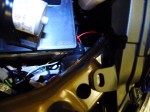ランドクルーザ200のエアコンパネル周り全LED打ち替え施工 ヘッドライトはランドクルーザーコンプリートで有名な名古屋のGMGのユニット(3連のダミータイプ)を使用しました。フィッティングは完璧でしたが、バッテリーのところだけ干渉するため、バッテリーボックスを少しずらして取り付ければOKです。