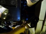ランドクルーザ200のエアコンパネル周り全LED打ち替え施工 レベライザーは移植できないので、純正品のモーターのみを外してコネクターを挿しておきます。そうすることでエラー表示は出ません。リンク側は防水ではないため、適当なケースに入れて固定しておきます。