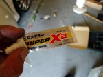 タントのネオンチューブLED(眉毛ライン)施工 防水・固定はセメダインX2を使用します。シリコンシーラントでもOKですが固定に時間がかかるので、約10分ぐらいで固定できるセメダインがお勧めです。