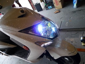 シグナス１２５のヘッドライトHID施工