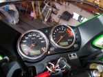 Kawaski ZRX1200のヘッドライトHID交換とメータパネルLED化 フロントカウル周りを全て分解していきます。単車は基本的にビスやボルトを外していけば簡単に分解できます。