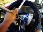  ハンドルスイッチの照明を追加するため、スイッチを外す必要がありますが、この車はハンドルを外さないとスイッチが取れません。 
