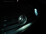 Mercedesのエンブレムイルミネーション製作・取付 LEDは真ん中に仕込んでいます。全体がきれいに光っていい感じです。ユーザー様からもっと目立つようにできないか相談されましたが、中のグリルを白に塗ったらより目立つかもしれませんね。あとはLEDを青色にするか、という手もありますが、Mercedesに青は似合いませんね。