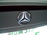 Mercedesのエンブレムイルミネーション製作・取付 リアはヤナセのオプション品です。なぜかサイズが合わずに淵からだいぶはみ出していますが、これがなかなかいい感じです。昼間はちょっとプレート後付感があるかもしれませんが、背面が白なのでよく目立ちます。