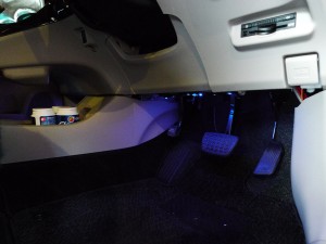 プリウスのフットランプ施工とステップ灯の純正加工