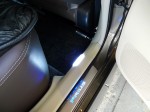 プリウスのフットランプ施工とステップ灯の純正加工 BMWのような仕上がりですね