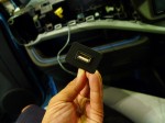 アクアのパネル打ち替えとコンソールイルミ・USBソケット加工 まずは純正のカバーを四角に切り抜いてUSBソケットを埋め込みます。ぴっちりはまってますが、このままだと確実に抜けてしまうので、接着剤で固定します。