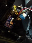  スイッチはお客様持ち込みで配線図が無い状況だったため、テスターでいろいろ調べてアース線を1本追加したところイルミ化成功。ただし、このままだとミラーの上下左右が動きません。スイッチ本体は残して表のカバーだけを移設したほうが良さそうです。基盤にはLEDのパターンがあるので、抵抗・LEDをハンダすれば光る化できるかもしれませんが、今回は時間オーバーで終了しました。 