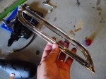 E52エルグランドのデイライト持ち込み取付施工 メッキカバーだけを取り外します。