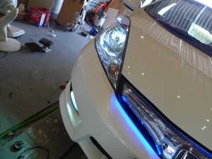 フィットシャトルのグリルラインLEDの施工