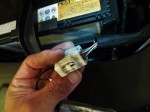  この車は電源配線が長いので施工はしやすいです。茶色の線がロービーム線で、これをカットして外付けHIDに配線します。 