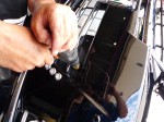 アルファードのストロボFlash! 穴を18φまで広げます。あとはゴムで固定するようになっているので、取り付けて配線して完了です。