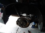  車両の大きさの割にディスクは小さめですね。今回はディスクカバーにLEDを針金で固定します。 