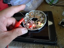  LEDをチェックすると3つのLEDが並列で3段に組まれています。この場合LEDが1個故障すると電圧のアンバランスが起こって1段が全滅します。そうなると完全に回路がオープン状態になってしまうので全不点灯となってしまいます。ただし、現在の車両はこのような回路にはなっていません。 